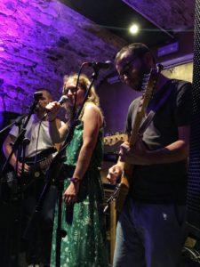 Mariana s basakem a kytaristou během koncertu v jazz baru M4 na Malé straně u Karlova mostu