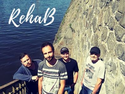 Členové pražské kapely Rehab na nábřeží u Vltavy v Praze