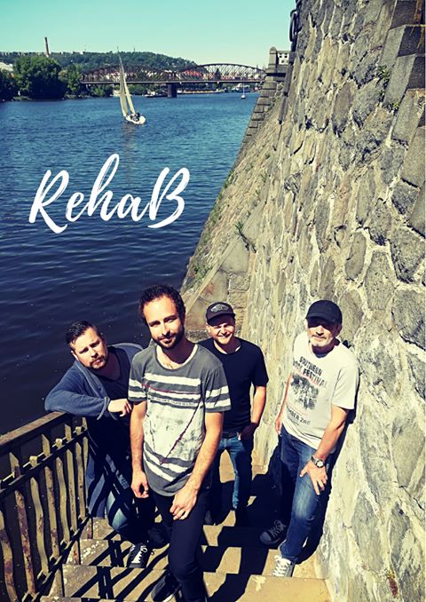 Členové pražské kapely Rehab na nábřeží u Vltavy v Praze